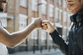 星空体育中国-英超比赛中裁判语调与非语言行为对球员情绪波动的影响，用语言或行为对裁判员